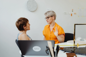 Deux collègues en conversation calme autour d'un bureau