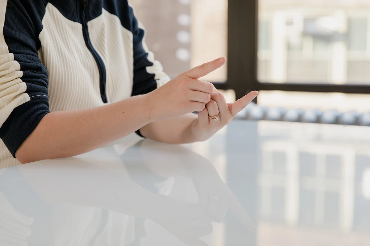 Mains accompagnant la parole pendant un échange à une table