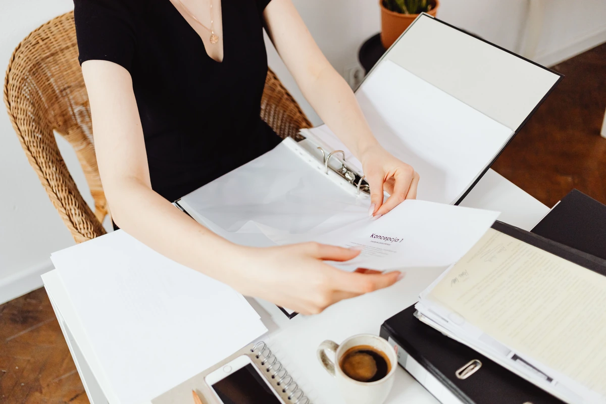 Mains triant des feuilles et des documents sur un bureau
