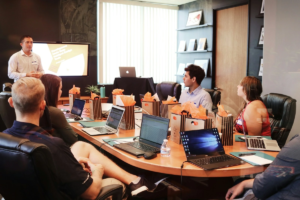 Collègues assis autour d'une grande table pendant une session de formation en salle