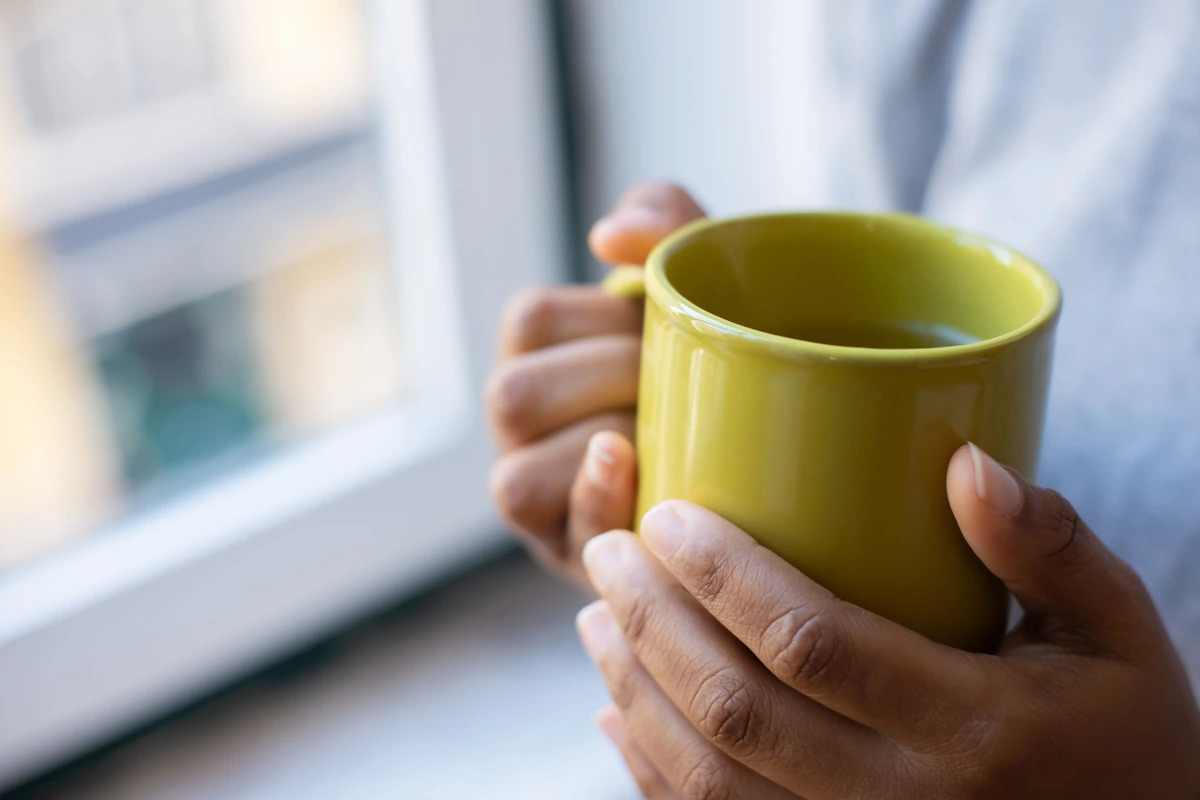 Moment de calme avec une tasse entre les mains