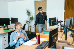 Collègue accueilli à son bureau par un collègue qui arrive