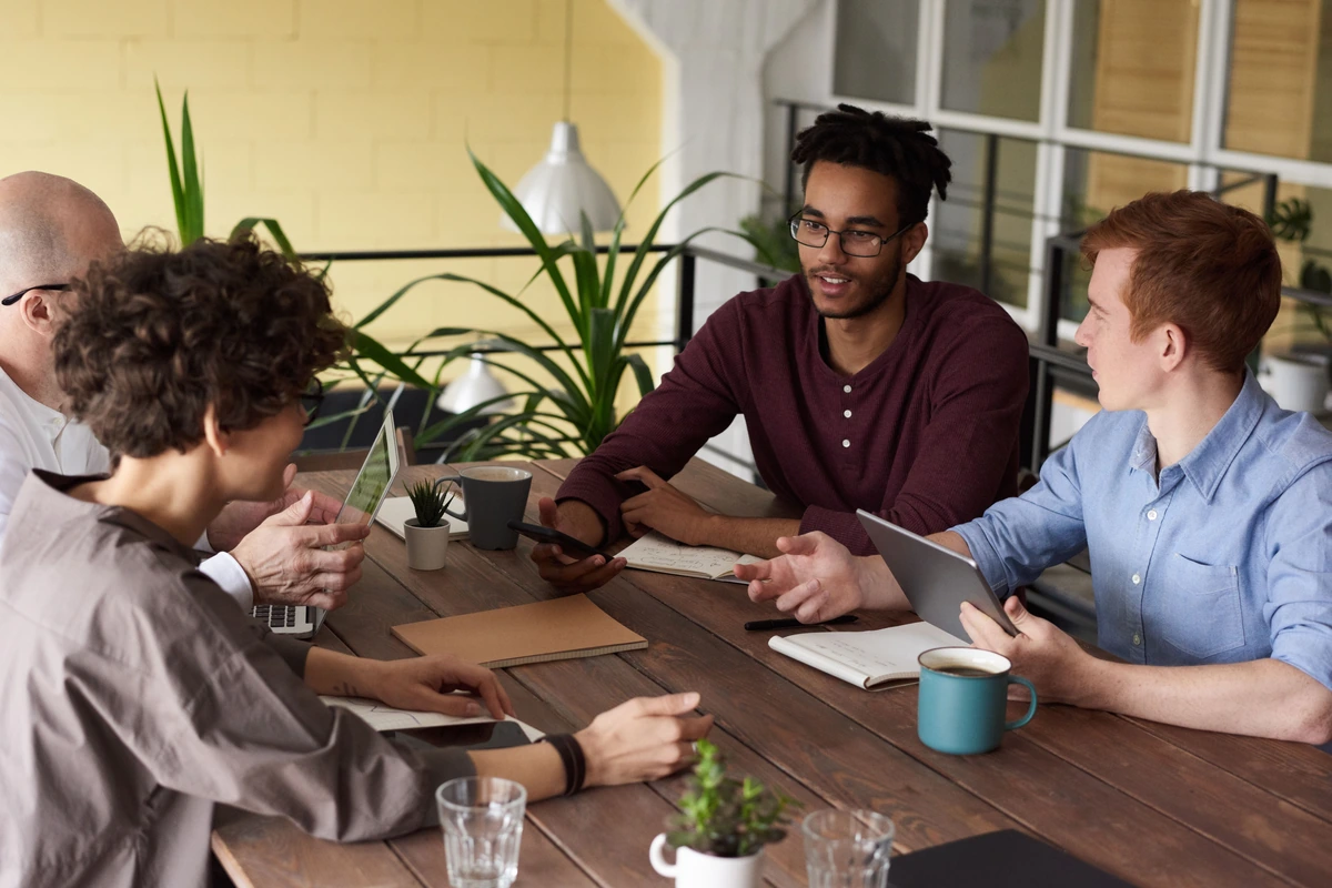 Collègues penchés sur une table en bois pendant une discussion ouverte
