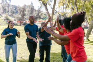 Collègues en activité de team building en plein air dans un parc