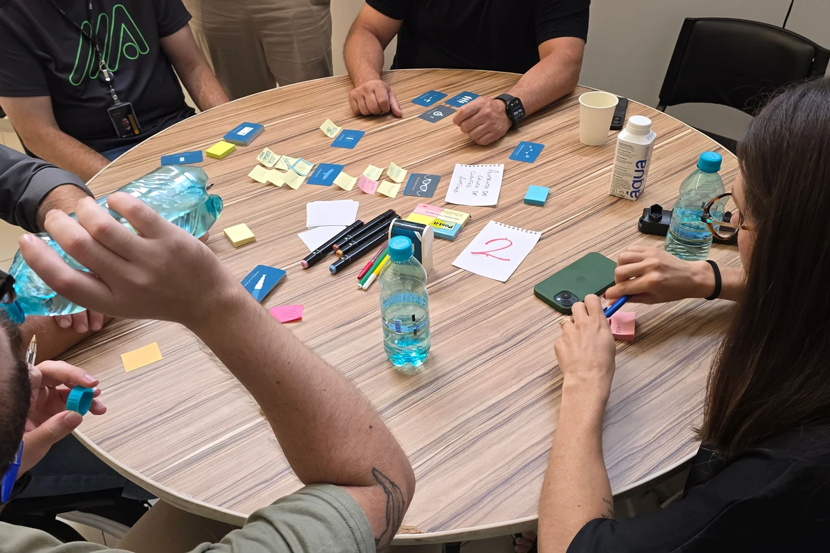 Table ronde d'atelier couverte de post-it de couleur et de feutres