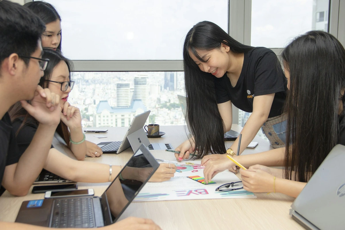 Collègues penchés sur une table couverte de post-it pendant un atelier